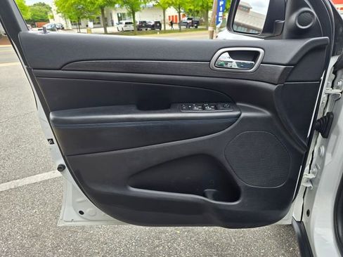 Used 2018 Jeep Grand Cherokee Laredo AWD/4WD image 7