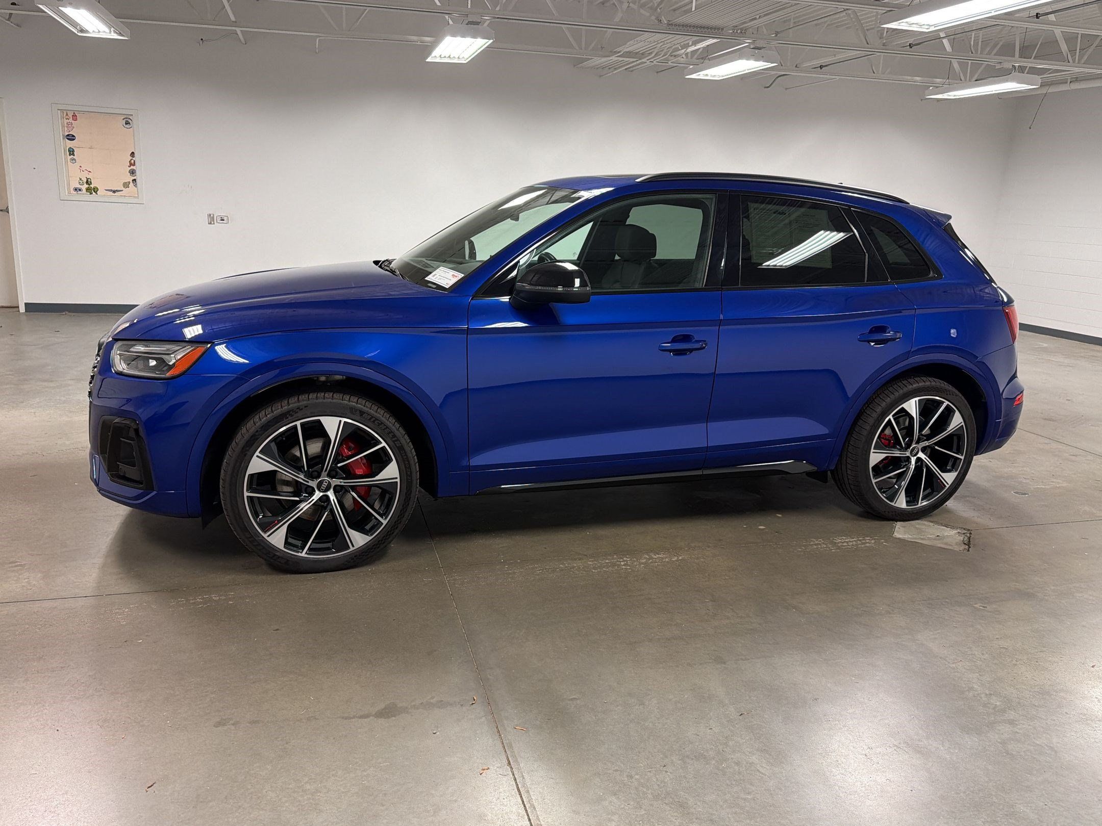 Used 2023 Audi SQ5 Premium Plus w/ Premium Plus Package AWD/4WD image 2