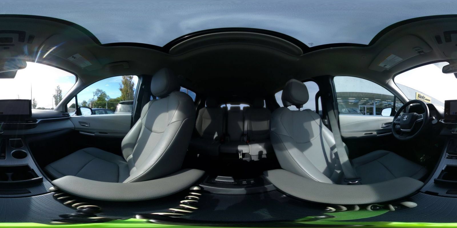 Used 2025 Toyota Sienna XLE FWD image 39