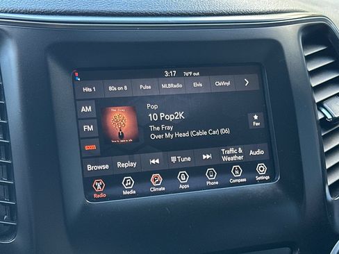 Used 2019 Jeep Cherokee Latitude Plus AWD/4WD image 18