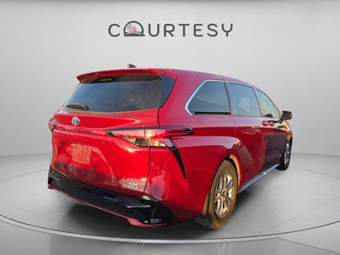 Used 2021 Toyota Sienna XSE image 4
