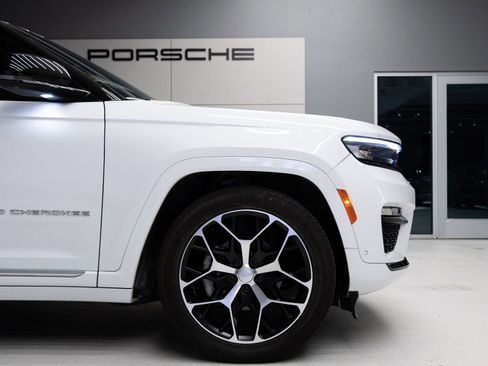 Used 2024 Jeep Grand Cherokee Summit AWD/4WD image 11