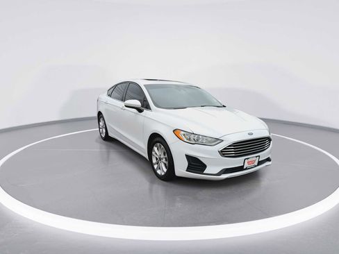 Used 2020 Ford Fusion SE FWD image 2