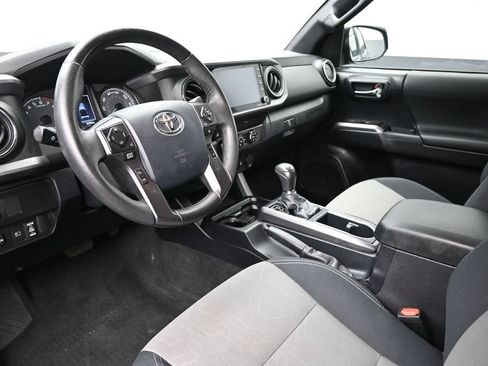 Used 2020 Toyota Tacoma TRD Off-Road w/ Technology Package AWD/4WD image 9