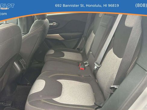 Used 2017 Jeep Cherokee Sport FWD image 16
