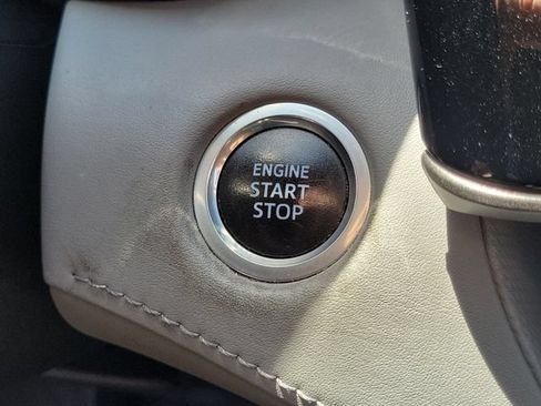 Used 2021 Toyota Highlander LE FWD image 11