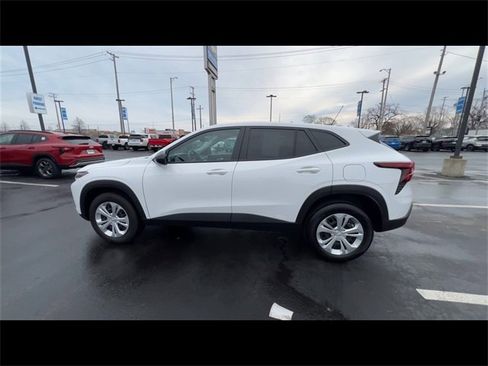 Used 2025 Chevrolet Trax LS image 5