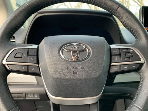 Used 2025 Toyota Sienna XLE image 30