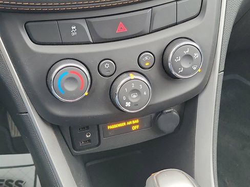 Used 2022 Chevrolet Trax LT w/ LT Convenience Package image 19