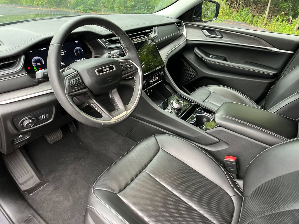 Used 2023 Jeep Grand Cherokee Limited w/ Luxury Tech Group II AWD/4WD image 33