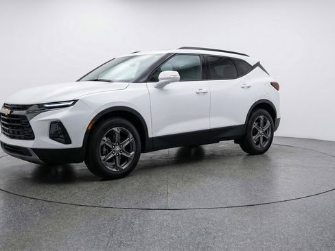Used 2025 Chevrolet Blazer LT FWD image 3