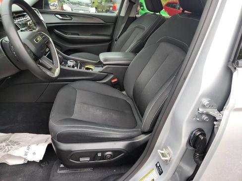 Used 2024 Jeep Grand Cherokee Laredo AWD/4WD image 19