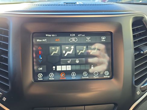 Used 2019 Jeep Cherokee Latitude Plus w/ Cold Weather Group image 19