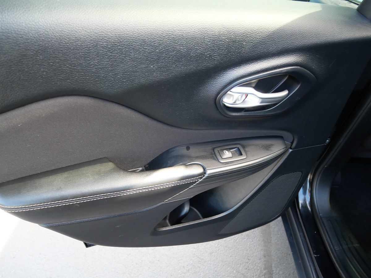 Used 2016 Jeep Cherokee Latitude FWD image 24