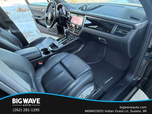 Used 2022 Porsche Macan w/ Premium Package Plus image 17