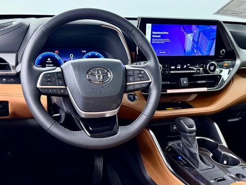 Used 2026 Toyota Highlander Platinum AWD/4WD image 32