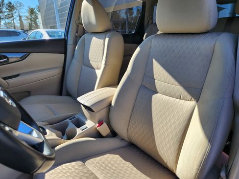 Used 2019 Nissan Rogue SV w/ Premium Package image 7