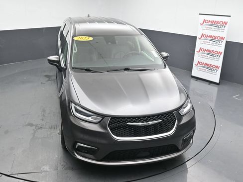 Used 2023 Chrysler Pacifica Touring-L FWD image 25