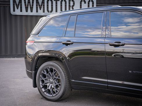 Used 2025 Jeep Grand Cherokee Summit image 5