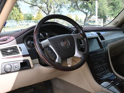 Used 2011 Cadillac Escalade Luxury image 17