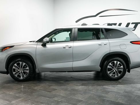 Used 2023 Toyota Highlander XLE AWD/4WD image 3