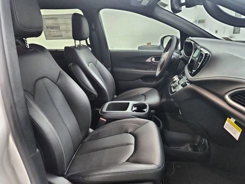 New 2026 Chrysler Pacifica Select image 33