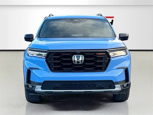 Used 2025 Honda Pilot TrailSport image 2