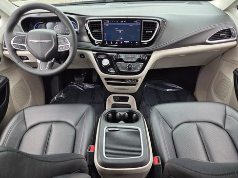 Used 2024 Chrysler Pacifica Limited FWD image 13