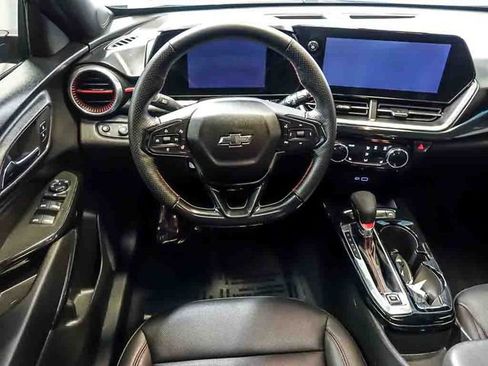Used 2025 Chevrolet Trax RS w/ Sunroof Package FWD image 17
