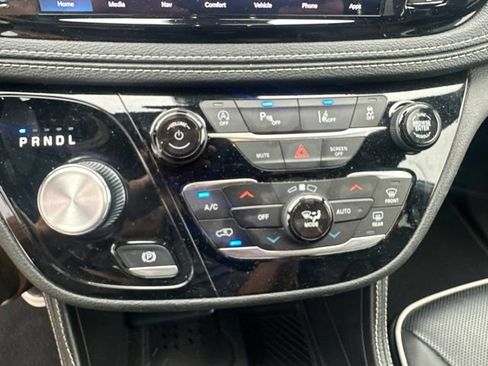 Used 2026 Chrysler Pacifica Limited FWD image 22