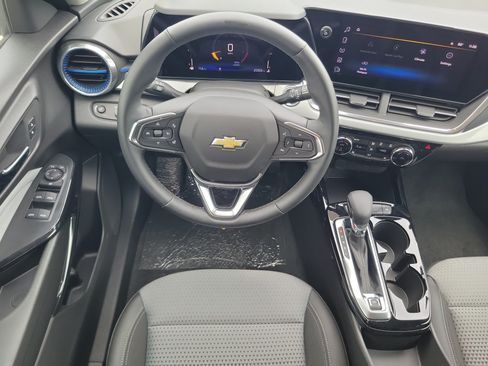 Used 2025 Chevrolet Trax LT w/ Driver Confidence Package FWD image 18