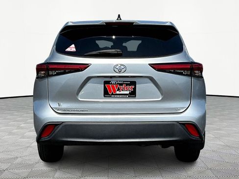 Used 2023 Toyota Highlander LE FWD image 5