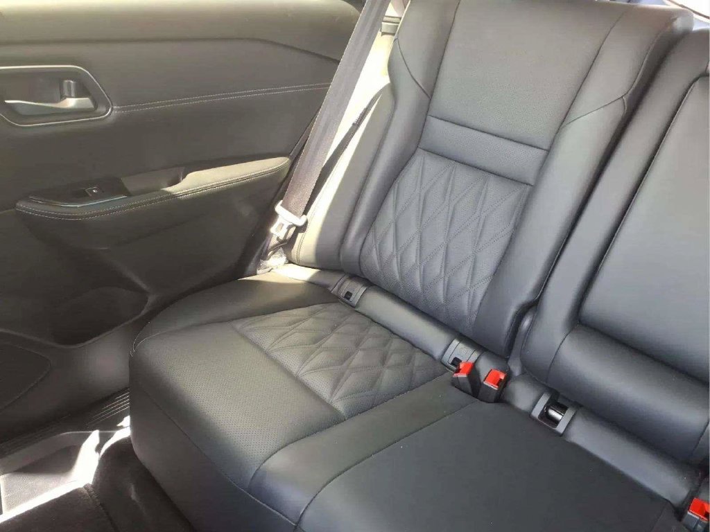 Certified 2025 Nissan Rogue Platinum FWD image 17
