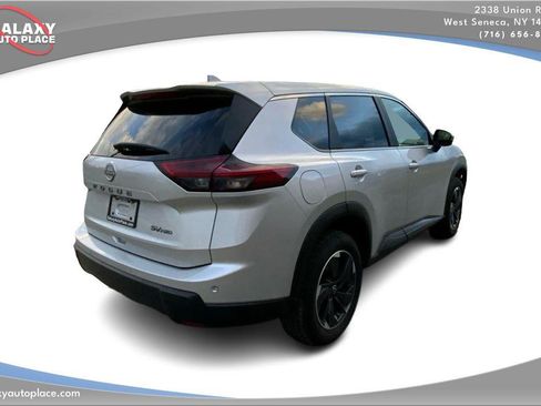 Used 2024 Nissan Rogue SV AWD/4WD image 5