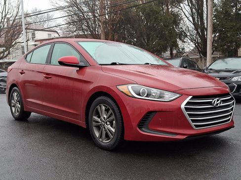 Used 2017 Hyundai Elantra SE image 2