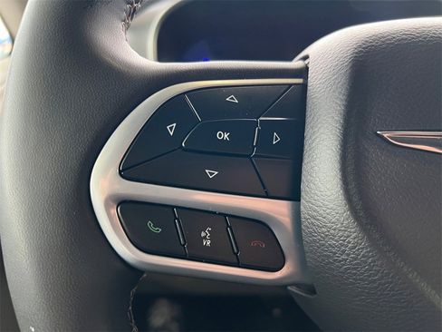 Used 2024 Chrysler Pacifica Select image 29