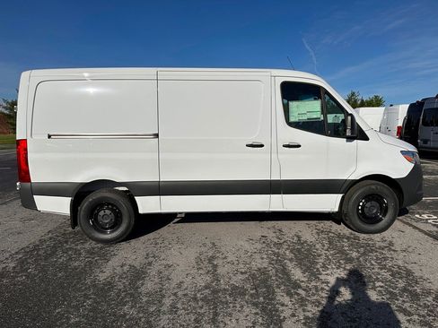 Used 2025 Mercedes-Benz Sprinter 2500 image 3