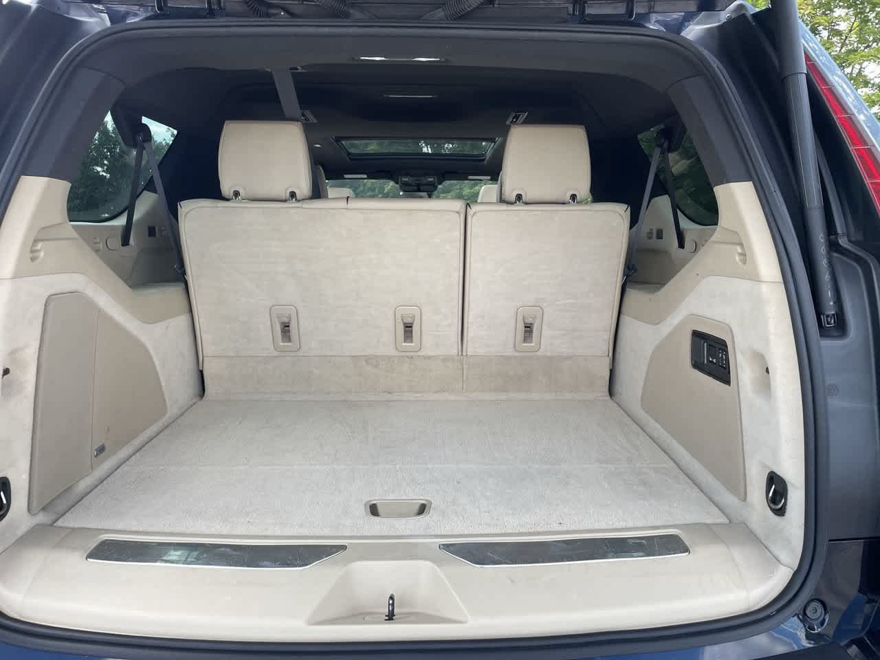 Used 2021 Cadillac Escalade ESV Premium Luxury AWD/4WD image 17