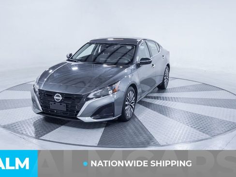 Used 2025 Nissan Altima 2.5 SV FWD image 2