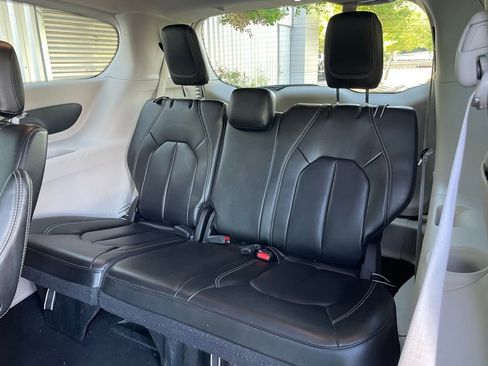 Used 2023 Chrysler Pacifica Touring-L image 28