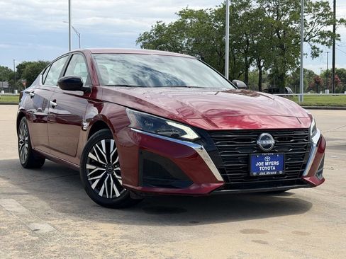 Used 2025 Nissan Altima 2.5 SV FWD image 2