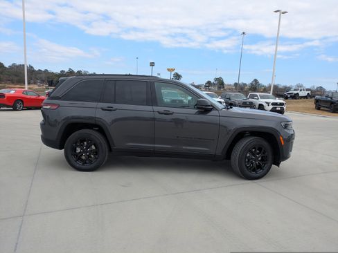 New 2026 Jeep Grand Cherokee Altitude RWD image 8