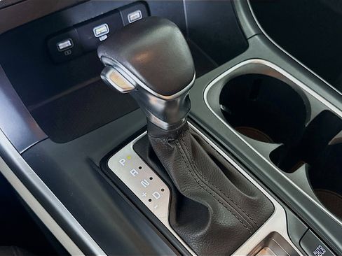 Used 2024 Kia Carnival LX image 24