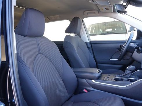 Used 2024 Toyota Highlander LE image 16