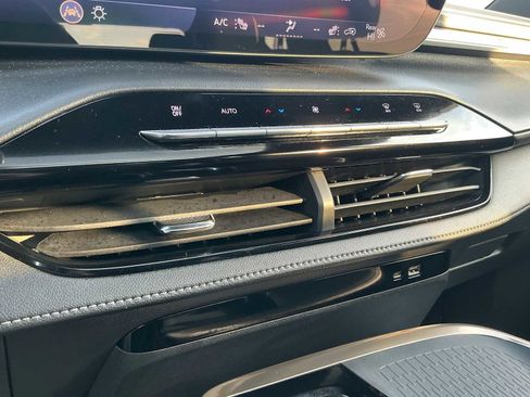 Used 2025 Buick Enclave Avenir image 14