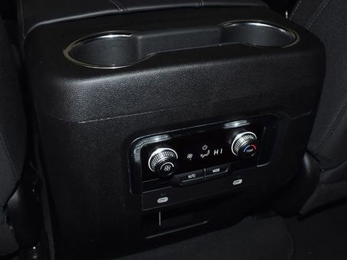 Used 2024 GMC Yukon SLE image 31