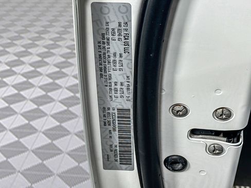 Used 2016 Dodge Challenger SXT image 38