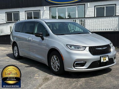 Used 2024 Chrysler Pacifica Touring-L FWD image 3