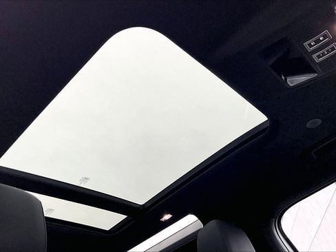 Used 2025 Land Rover Defender 90 X-Dynamic SE image 27