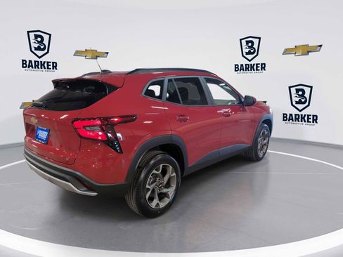 New 2026 Chevrolet Trax LT w/ Sunroof Package FWD image 8